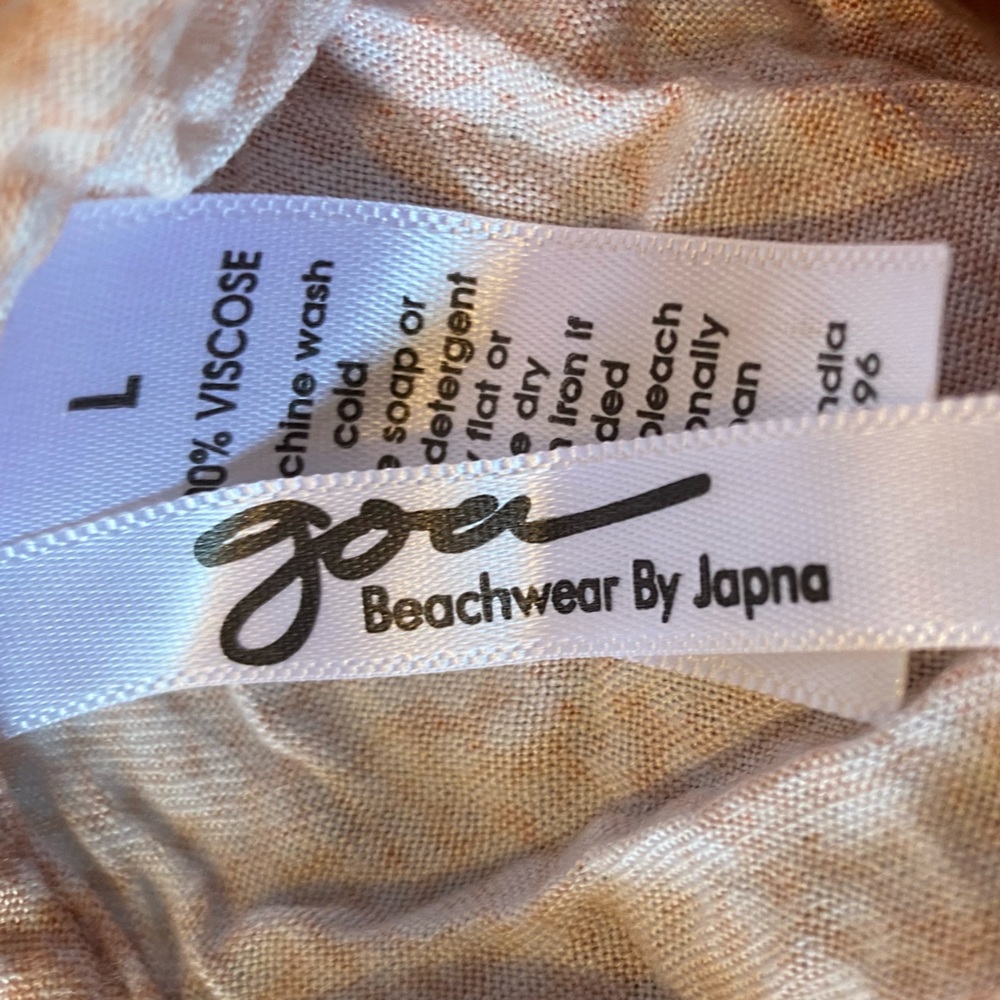 Japna brand dress features a distinctive handkerchief hem adorned with pom-poms - Picture 5 of 6